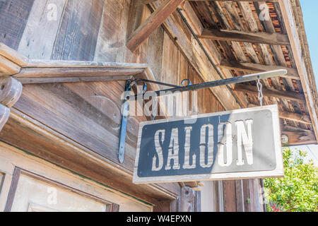 Bois et métal old west signe fait main est accroché une vieille structure en bois sur la rue Bell à Los Alamos, en Californie. Banque D'Images