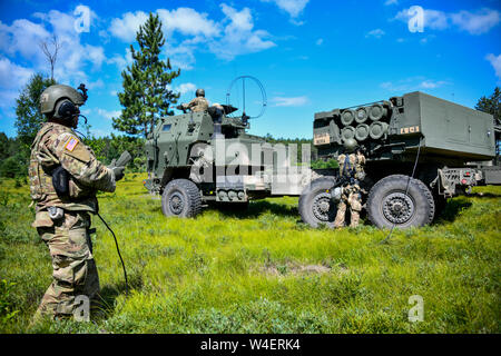 Le 182e de l'Artillerie, le commandant en chef de la rampe de lancement et de l'artilleur équipe pour réaliser une forte mobilité de tir de roquettes d'artillerie lors de l'exercice Northern Strike 19 au Camp Grayling, Michigan le 22 juillet 2019. De gauche à droite, le Sgt. Jonathan King représente le commandant de la rampe, Pvt. 1re classe Josh Chekal sert comme pilote et l'artilleur, tandis que le sergent chef, lanceur. Daniel République tchèque prépare le camion pour tirer. 19 Northern Strike est une Garde nationale parrainée par le Bureau de l'exercice réunissant les membres en service de plus de 20 États, plusieurs branches de services et de nombreux pays de la coalition au cours des deux dernières semaines Banque D'Images