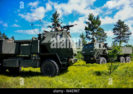 Le 182e de l'Artillerie, le commandant en chef de la rampe de lancement et de l'artilleur équipe pour réaliser une forte mobilité de tir de roquettes d'artillerie lors de l'exercice Northern Strike 19 au Camp Grayling, Michigan le 22 juillet 2019. 19 Northern Strike est une Garde nationale parrainée par le Bureau de l'exercice réunissant les membres en service de plus de 20 États, plusieurs branches de services et de nombreux pays de la coalition au cours des deux dernières semaines de juillet 2019 au Camp d'entraînement aux Manœuvres conjointes de l'ombre et le Centre d'Alpena préparation au combat au Centre, tous deux situés dans le nord du Michigan et exploité par la Garde nationale du Michigan. L'acc Banque D'Images