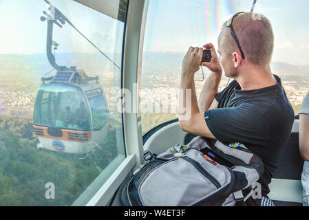 SKOPJE, RÉPUBLIQUE DE MACÉDOINE-NORD 24 AOÛT 2018 : Les visiteurs apprécient le trajet en téléphérique jusqu'à la croix du millénaire,la montagne Vodno. Banque D'Images