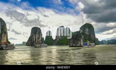 Visite de trois bateaux sur la baie d'Halong, Vietnam Banque D'Images