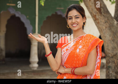 Woman smiling and gesturing Banque D'Images