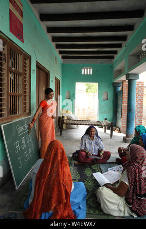 Indian female teacher teaching les étudiants dans une classe Banque D'Images