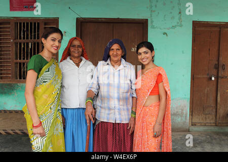 Quatre femmes rurales Standing together and smiling Banque D'Images