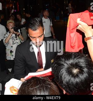 Joueur de football argentin Sergio Romero, centre, du Manchester United F.C. de Premier League, signe des autographes pour les fans lors d'avant-saison 2019 tour dans un hôtel à Shanghai, Chine, le 22 juillet 2019. Banque D'Images