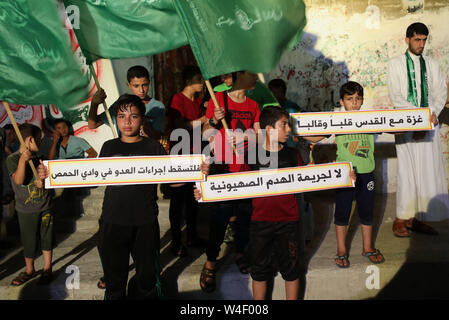 22 juillet 2019 - La ville de Gaza, bande de Gaza, territoire palestinien - Palestiniens partisans du Hamas prennent part à une protestation contre la démolition de bâtiments palestiniens dans le village palestinien de Sur Baher, dans la ville de Gaza le 22 juillet 2019. Israël détruit un certain nombre de maisons palestiniennes qu'il juge construites illégalement près de sa barrière de séparation au sud de Jérusalem le 22 juillet, dans un geste qui a attiré la condamnation internationale. Les dirigeants palestiniens claqué les démolitions dans la zone de Sur Baher qui chevauche les territoires occupés de Cisjordanie et de Jérusalem (crédit Image : © Mahmoud Naser/APA des images via ZUMA Wi Banque D'Images