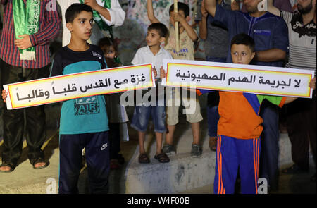 22 juillet 2019 - La ville de Gaza, bande de Gaza, territoire palestinien - Palestiniens partisans du Hamas prennent part à une protestation contre la démolition de bâtiments palestiniens dans le village palestinien de Sur Baher, dans la ville de Gaza le 22 juillet 2019. Israël détruit un certain nombre de maisons palestiniennes qu'il juge construites illégalement près de sa barrière de séparation au sud de Jérusalem le 22 juillet, dans un geste qui a attiré la condamnation internationale. Les dirigeants palestiniens claqué les démolitions dans la zone de Sur Baher qui chevauche les territoires occupés de Cisjordanie et de Jérusalem (crédit Image : © Mahmoud Naser/APA des images via ZUMA Wi Banque D'Images