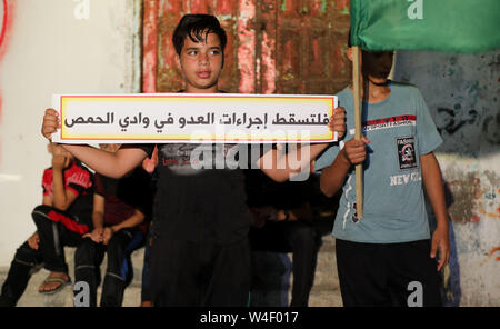 22 juillet 2019 - La ville de Gaza, bande de Gaza, territoire palestinien - Palestiniens partisans du Hamas prennent part à une protestation contre la démolition de bâtiments palestiniens dans le village palestinien de Sur Baher, dans la ville de Gaza le 22 juillet 2019. Israël détruit un certain nombre de maisons palestiniennes qu'il juge construites illégalement près de sa barrière de séparation au sud de Jérusalem le 22 juillet, dans un geste qui a attiré la condamnation internationale. Les dirigeants palestiniens claqué les démolitions dans la zone de Sur Baher qui chevauche les territoires occupés de Cisjordanie et de Jérusalem (crédit Image : © Mahmoud Naser/APA des images via ZUMA Wi Banque D'Images