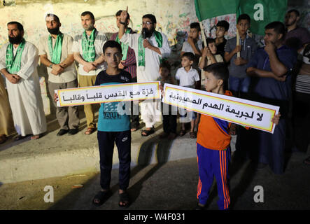 22 juillet 2019 - La ville de Gaza, bande de Gaza, territoire palestinien - Palestiniens partisans du Hamas prennent part à une protestation contre la démolition de bâtiments palestiniens dans le village palestinien de Sur Baher, dans la ville de Gaza le 22 juillet 2019. Israël détruit un certain nombre de maisons palestiniennes qu'il juge construites illégalement près de sa barrière de séparation au sud de Jérusalem le 22 juillet, dans un geste qui a attiré la condamnation internationale. Les dirigeants palestiniens claqué les démolitions dans la zone de Sur Baher qui chevauche les territoires occupés de Cisjordanie et de Jérusalem (crédit Image : © Mahmoud Naser/APA des images via ZUMA Wi Banque D'Images