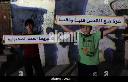 22 juillet 2019 - La ville de Gaza, bande de Gaza, territoire palestinien - Palestiniens partisans du Hamas prennent part à une protestation contre la démolition de bâtiments palestiniens dans le village palestinien de Sur Baher, dans la ville de Gaza le 22 juillet 2019. Israël détruit un certain nombre de maisons palestiniennes qu'il juge construites illégalement près de sa barrière de séparation au sud de Jérusalem le 22 juillet, dans un geste qui a attiré la condamnation internationale. Les dirigeants palestiniens claqué les démolitions dans la zone de Sur Baher qui chevauche les territoires occupés de Cisjordanie et de Jérusalem (crédit Image : © Mahmoud Naser/APA des images via ZUMA Wi Banque D'Images