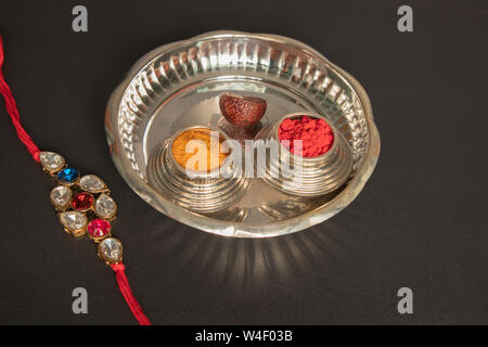 Raksha bandhan raakhi cérémonie hindoue traditionnellement ou rakhi, soeurs de tous âges attacher un talisman, ou amulette, appelé le rakhi à poignets aux frères Banque D'Images