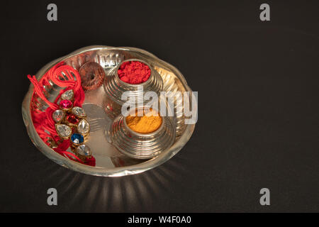 Raksha bandhan raakhi cérémonie hindoue traditionnellement ou rakhi, soeurs de tous âges attacher un talisman, ou amulette, appelé le rakhi à poignets aux frères Banque D'Images