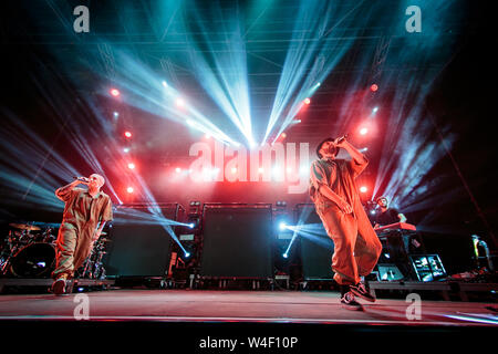 Coma Cose live 2019 19 juillet le duo rap italien de Turin, coma cose, jouez en live pendant le festival gruvillage Banque D'Images