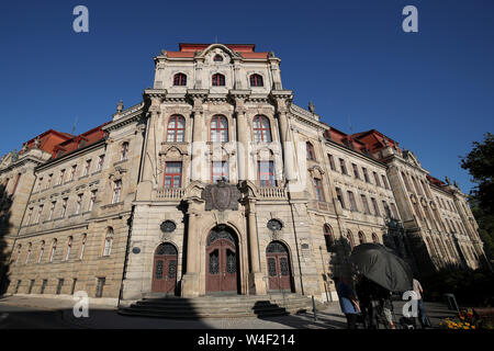 Bayreuth, Allemagne. 23 juillet, 2019. Les équipes de télévision se tenir devant le tribunal régional de Bayreuth. Ce matin, la Cour va commencer le procès d'un chauffeur de camion qui aurait été assassiné 28 ans autostoppeur Sophia Lösche le 14 juin 2018, sur son chemin de Leipzig à Nuremberg sur l'autoroute 9. Le corps a été trouvé en Espagne. Crédit : Daniel Karmann/dpa/Alamy Live News Banque D'Images