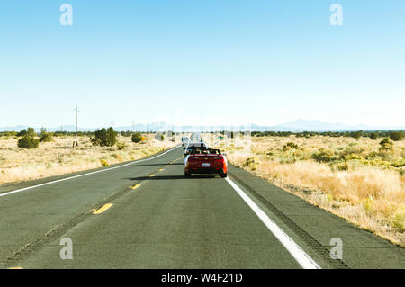 Phoenix, Arizona - 21 octobre 2017 : voiture sport rouge sur la route sur la célèbre Route 66 en Arizona, sur une chaude journée d'automne. Banque D'Images