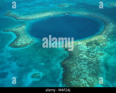 Le grand trou bleu de l'air. Lighthouse Reef et Caye / Cay Belize hors côte. Grotte sous-marine qui s'est effondré. Cenote Grotte de calcaire. Banque D'Images