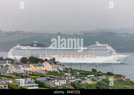 Churchbay, Crosshaven, Cork, Irlande. 22 juillet, 2019. Comme une brume du soir, le desends navire de croisière MSC Orchestra effluves sortir du port en passant l'ocean view homes du Churchbay à Crosshaven, co Cork, Irlande. Crédit ; David Creedon / Alamy Live News Banque D'Images