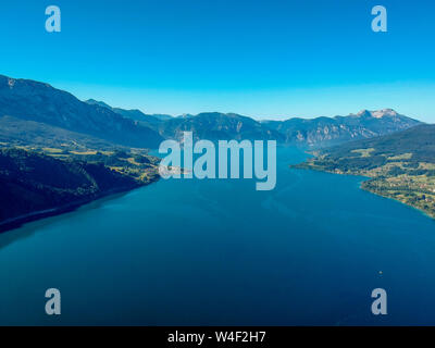 Vue aérienne du lac Attersee dans le Salzkammergut autrichien Banque D'Images