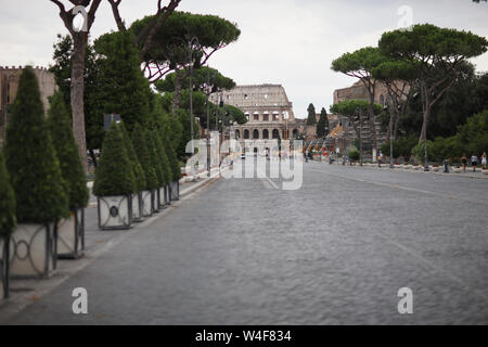 La route menant à l'ancien amphithéâtre du Colisée à Rome, Italie Banque D'Images