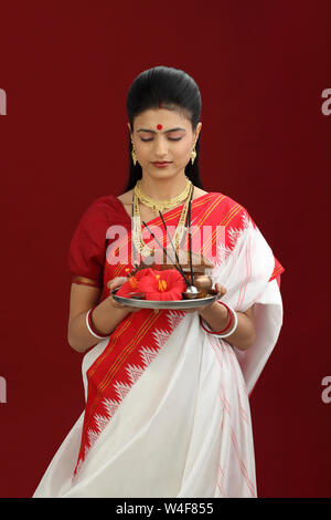 Jeune femme qui prie Bengali Banque D'Images