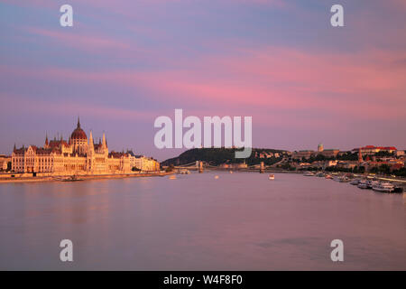 Budapest, Hongrie. Image cityscape de Budapest, capitale de la Hongrie au beau coucher du soleil. Banque D'Images