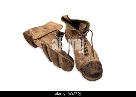 Chaussures de football anciens remonte au début du 20e siècle. Chaussures de football ancien isolé sur fond blanc Banque D'Images