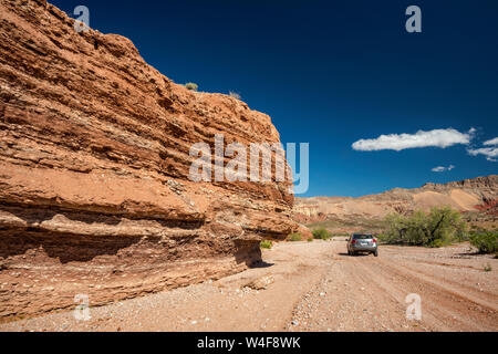 SUV à la falaise de grès jurassique près de la région de Little Finland, Gold Butte National Monument, Mojave Desert, Nevada, États-Unis Banque D'Images