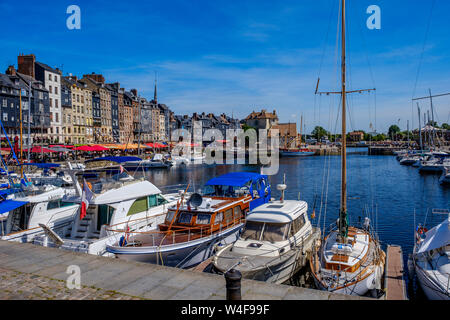 Bateaux dans le port de Honfleur, Normandie, France Banque D'Images