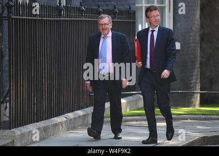 Secrétaire d'État pour l'Écosse David Mundell (à gauche) et numérique, de la Culture, des médias et du Sport Secrétaire Jeremy Wright arrivent pour une réunion du cabinet au 10 Downing Street, Londres. Banque D'Images