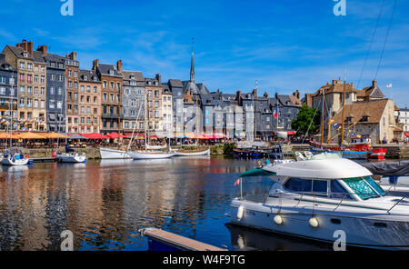 Bateaux dans le port de Honfleur, Normandie, France Banque D'Images