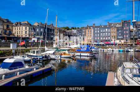 Bateaux dans le port de Honfleur, Normandie, France Banque D'Images