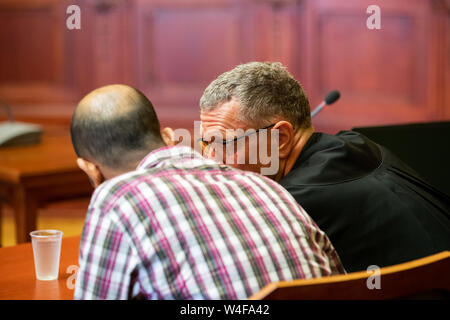 Bayreuth, Allemagne. 23 juillet, 2019. Un marocain accusé de meurtre (l) parle à son avocat dans le Schieseck Karsten, le tribunal régional de Bayreuth avant le début du procès. Le conducteur du camion est accusé d'avoir pris 28 ans, auto-stoppeur Sophia Lösche le long de l'autoroute 9 sur son chemin de Leipzig à Nuremberg le 14 juin 2018 et par la suite été assassinée. Le corps a été trouvé en Espagne. Crédit : Daniel Karmann/dpa/Alamy Live News Banque D'Images