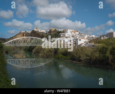 Arcos de la Frontera et la rivière Guadalete - la province de Cádiz, Andalousie, Espagne Banque D'Images