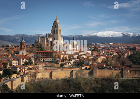 Vue aérienne de la cathédrale de Ségovie avec skyline et les remparts de la ville - Ségovie, Castille et Leon, Espagne Banque D'Images