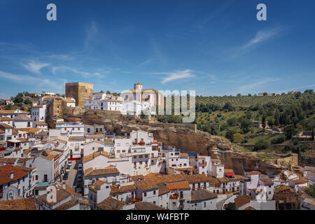 Vue aérienne de Setenil de las Bodegas - Setenil de las Bodegas, Cadiz Province, Andalusia, Spain Banque D'Images