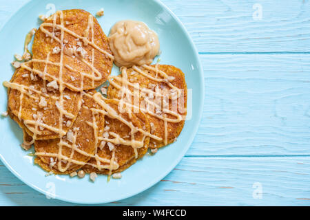 Crêpes à la citrouille avec sauce poire et d'un noyer Banque D'Images