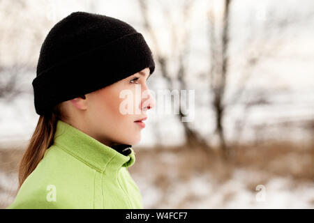 Portrait de femme à la recherche dans la distance au cours de la formation sur l'hiver matin Banque D'Images