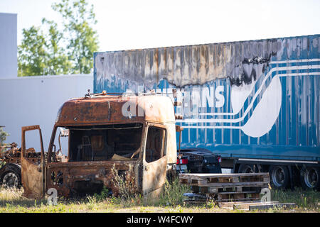 Bayreuth, Allemagne. 23 juillet, 2019. L'holocauste hors camion conduit par le Marocain accusé de meurtre est sur le point d'épreuve dans les locaux de l'Administration centrale de Haute-franconie. Le conducteur du camion est accusé d'avoir pris 28 ans, auto-stoppeur Sophia Lösche le long de l'autoroute 9 sur son chemin de Leipzig à Nuremberg le 14 juin 2018 et par la suite été assassinée. Le corps a été trouvé en Espagne. Crédit : Daniel Karmann/dpa/Alamy Live News Banque D'Images