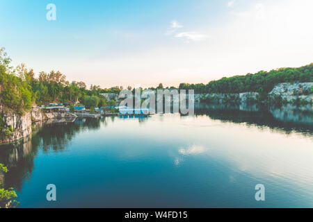 Magnifique lac Zakrzowek au milieu de la ville de Cracovie, Pologne Banque D'Images