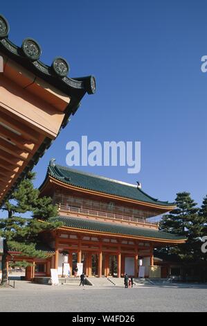 Le Japon, Honshu, Kyoto, Sanctuaire Heian Heian-jingu, aka Main Gate Banque D'Images