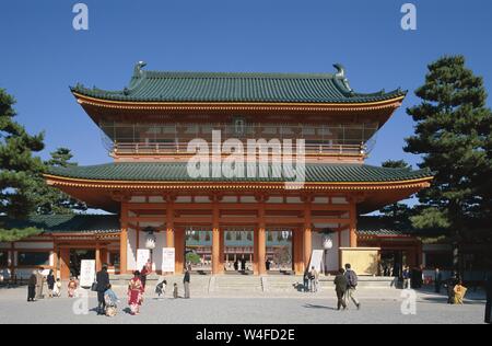 Le Japon, Honshu, Kyoto, Sanctuaire Heian Heian-jingu, aka Main Gate Banque D'Images