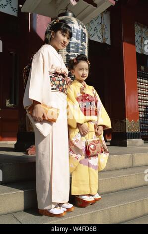 Le Japon, Honshu, Tokyo, deux jeunes filles habillées en kimono traditionnel pour l'assemblée annuelle 7-5-3 (Shichi-go-san) a tenu le 15 novembre Banque D'Images