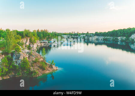 Lac Zakrzowek à Cracovie, Pologne. Vue sur la pittoresque mine inondée Banque D'Images