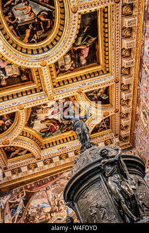 Italie Marche Osino Cathédrale de San Leopardo - baptistère, avec le précieux fonts baptismaux en bronze créé par l'Jacometti frères dans la première moitié du 17e siècle Banque D'Images