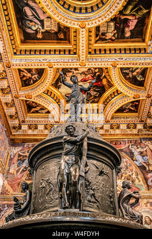 Italie Marche Osino Cathédrale de San Leopardo - baptistère, avec le précieux fonts baptismaux en bronze créé par l'Jacometti frères dans la première moitié du 17e siècle Banque D'Images