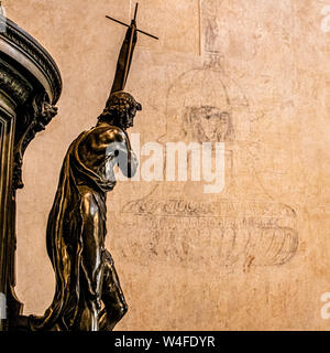 Italie Marche Osino Cathédrale de San Leopardo - baptistère, avec le précieux fonts baptismaux en bronze créé par l'Jacometti frères dans la première moitié du 17e siècle Banque D'Images