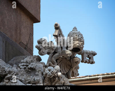 Les armoiries du pape Innocent X sur la Fontaine des Quatre Fleuves, la Piazza Navona, Rome. Il a commandé cette fontaine de Bernini en 1651 Banque D'Images