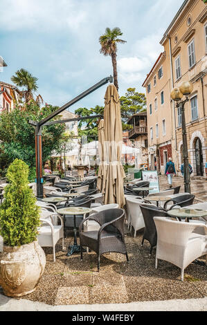 Porec, Croatie 1er septembre 2018 : café dans les rues de Porec en été après la pluie Banque D'Images