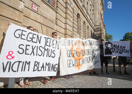 Bayreuth, Allemagne. 23 juillet, 2019. Manifestation contre le sexisme et la violence contre les femmes à la Cour régionale de Bayreuth. Ce matin, la Cour va commencer le procès d'un chauffeur de camion qui aurait été assassiné 28 ans autostoppeur Sophia Lösche le 14 juin 2018, sur son chemin de Leipzig à Nuremberg sur l'autoroute 9. Le corps a été trouvé en Espagne. Crédit : Daniel Karmann/dpa/Alamy Live News Banque D'Images