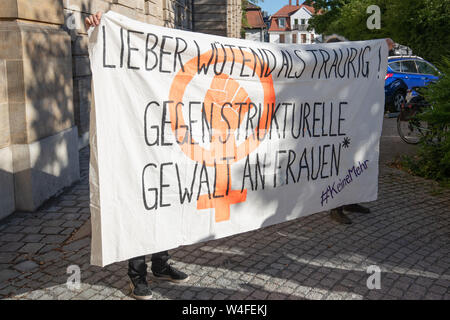 Bayreuth, Allemagne. 23 juillet, 2019. Manifestation contre la violence envers les femmes à la Cour régionale de Bayreuth. Ce matin, la Cour va commencer le procès d'un chauffeur de camion qui aurait été assassiné 28 ans autostoppeur Sophia Lösche le 14 juin 2018, sur son chemin de Leipzig à Nuremberg sur l'autoroute 9. Le corps a été trouvé en Espagne. Crédit : Daniel Karmann/dpa/Alamy Live News Banque D'Images